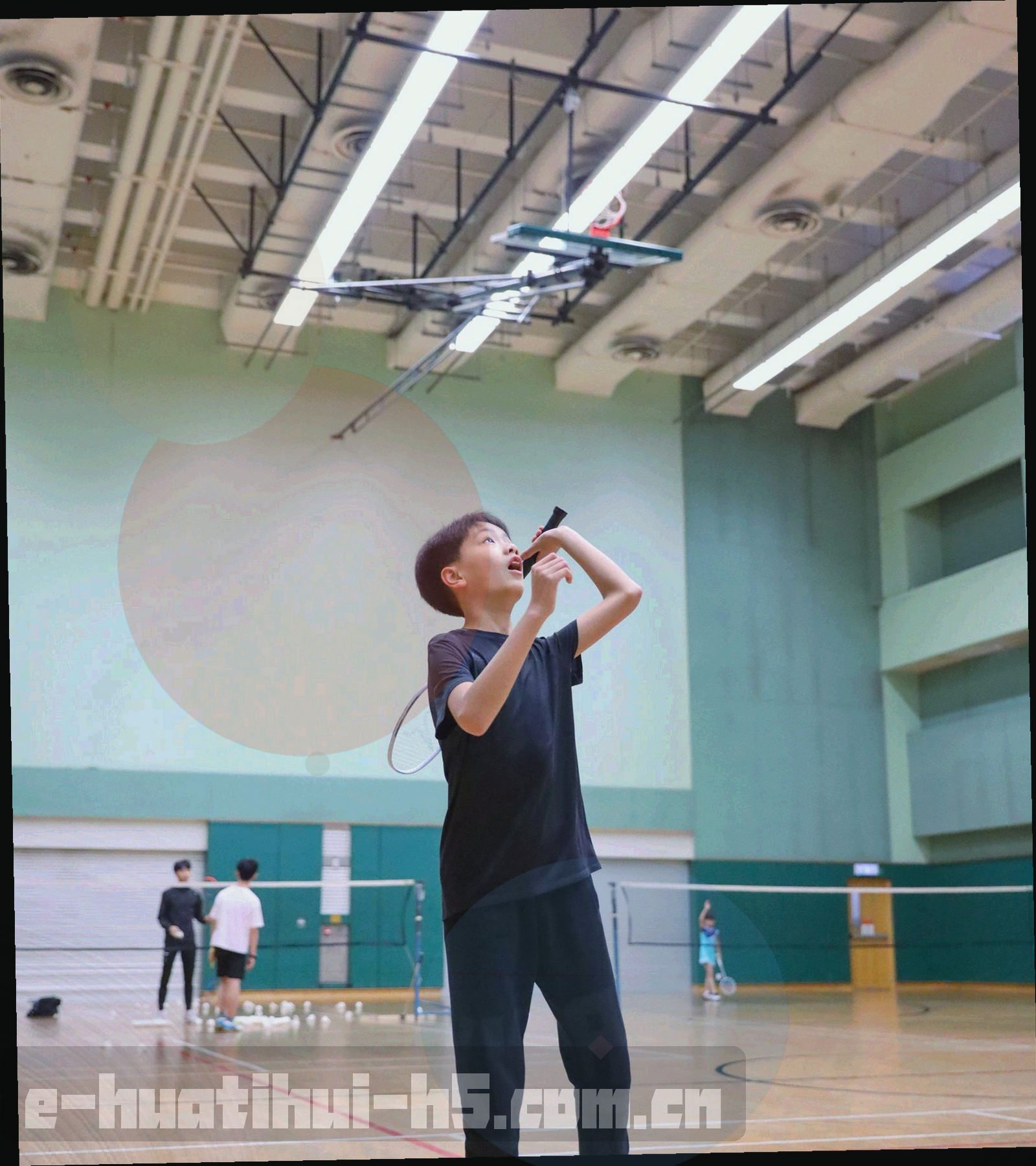 夜晚球场俯拍，灯光均匀铺满草坪，画面中只有场地线条与光影，没有人物正面